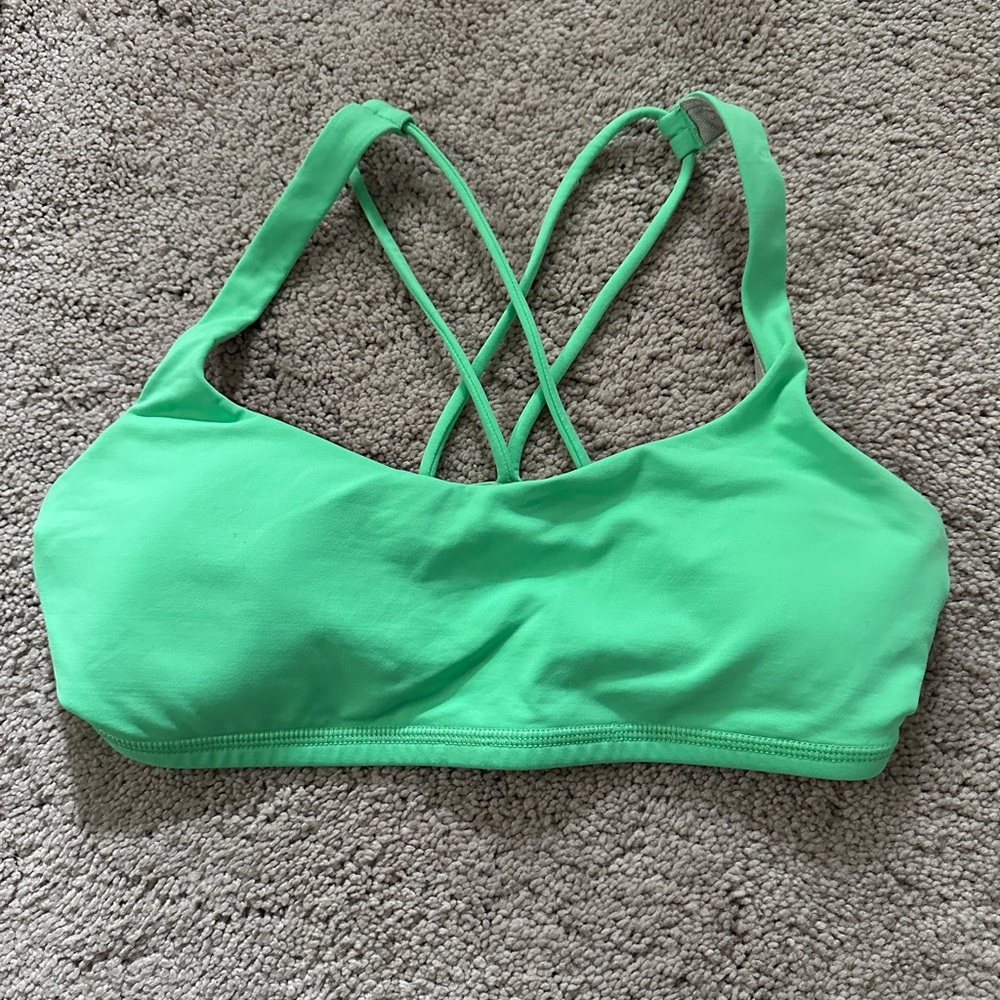 Lululemon Sports bra - size 4, no tag. Comes with padding!